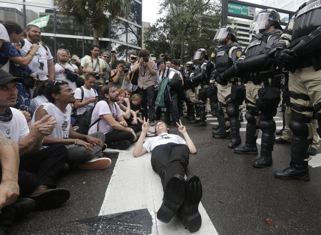 A demonstrator lays on the street during a march through the streets of Tampa, Florida, to protest the Republican National Convention on Monday. (AP-Yonhap News)