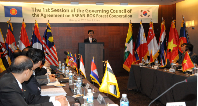 Korea Forest Service Minister Lee Don-koo speaks at the first session of the Governing Council of the Agreement on the ASEAN-Korea Forest Cooperation at a hotel in Seoul on Tuesday. (KFS)