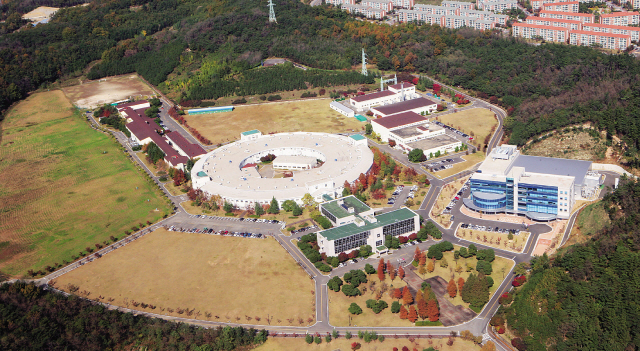The Pohang Accelerator Laboratory at POSTEC (POSTECH)
