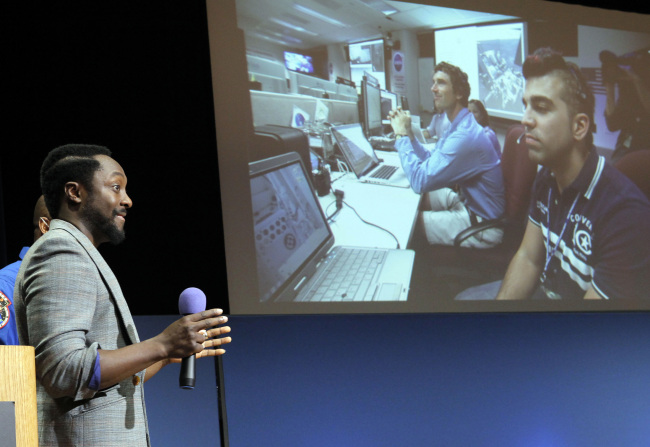 Will.I.Am, with Black Eyed Peas, speaks at Nasa’s Jet Propulsion Laboratory Tuesday, in Pasadena, California. (AP-Yonhap News)