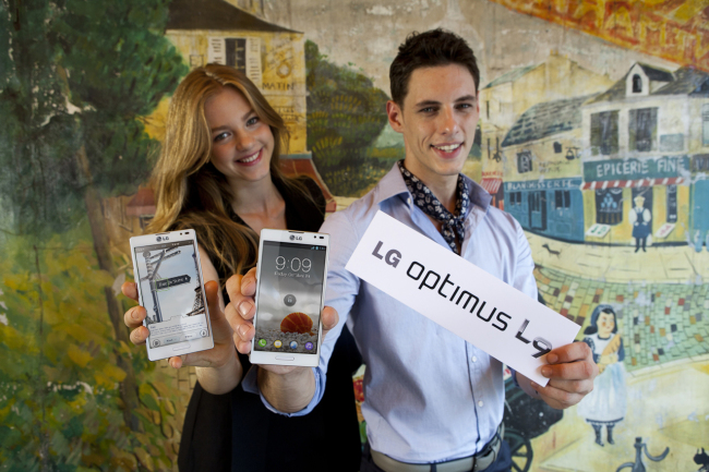 Models poses with LG Electronics’ new smartphone Optimus L9. ( LGE)