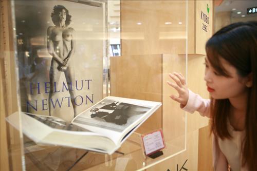 A book of Helmut Newton’s photos is exhibited at AK Plaza Bundang. (Yonhap News)