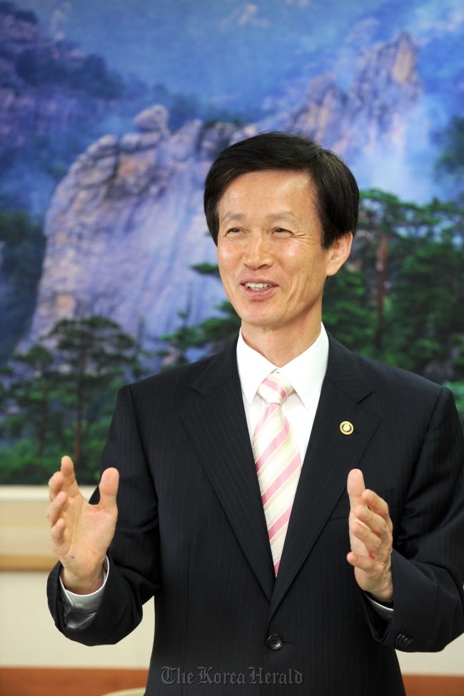 Korea Forest Service Minister Lee Don-koo