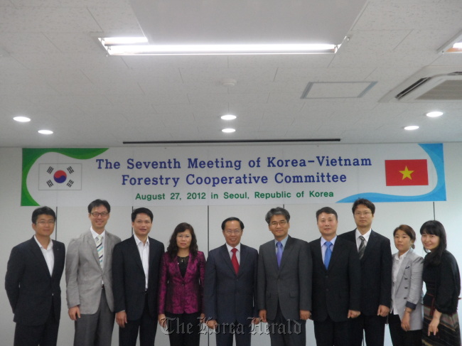 Forestry officials from Korea and Vietnam pose after attending a meeting in Seoul on Monday to discuss cooperation between the two countries and the launch of the Asian Forest Cooperation Organization. (KFS)