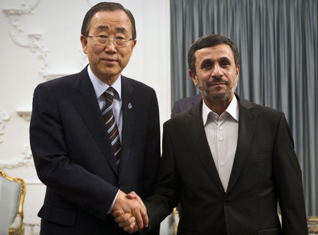 U.N. Secretary-General Ban Ki-moon (left) and Iranian President Mahmoud Ahmadinejad shake hands at the Iranian president’s office in Tehran on Wednesday. (AFP-Yonhap News)