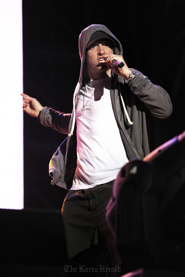 Eminem performs at his Seoul concert on Aug. 19. (Hyundai Card)