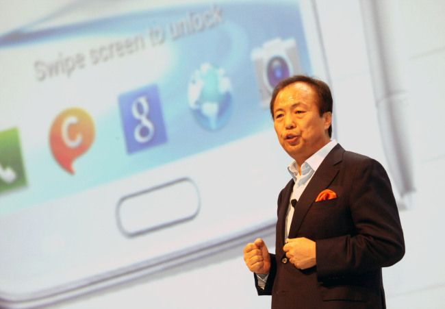 Samsung Electronics' mobile chief Shin Jong-kyun speaks about the new Galaxy Note 2 at a mobile unpack event held on the sidelines of the IFA electronics trade show in Berlin on Thursday. (Samsung Electronics)