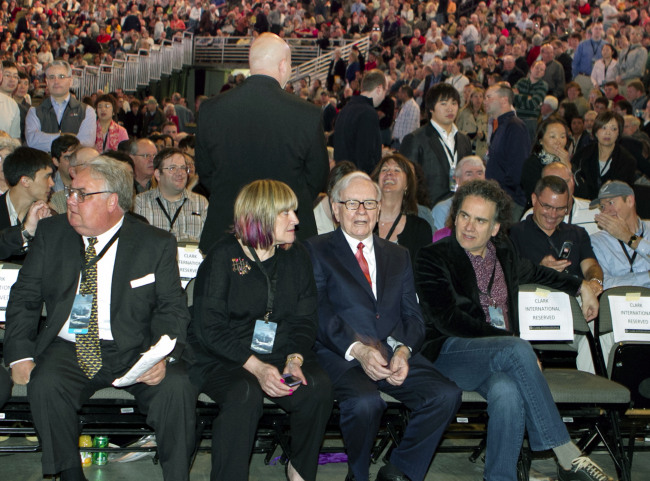 Berkshire Hathaway Chairman and CEO Warren Buffett (second from right) sits with his children (from left), Howard, Susie and Peter, at the Berkshire Hathaway shareholders meeting in Omaha, Nebraska, on April 30, 2011. (AP-Yonhap News)