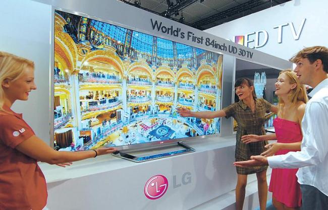 Models pose with LG Electronics’ ultra-definition TV at IFA on Thursday.(LG Electronics)