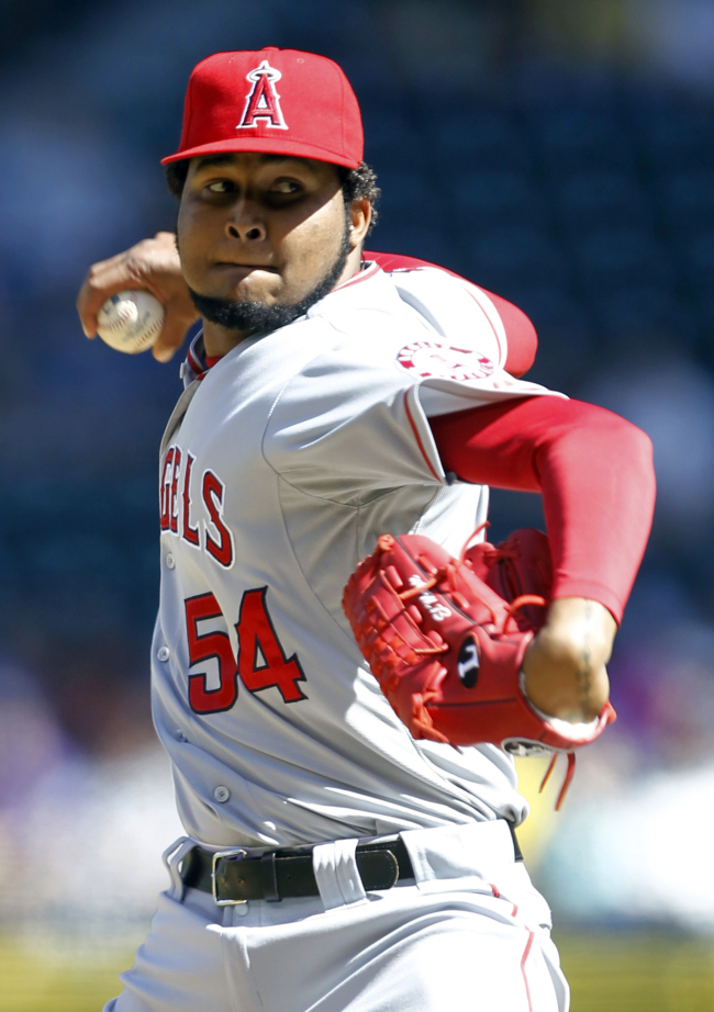 Los Angeles Angeles pitcher Ervin Santana delivers to the plate against the Seattle Mariners in the second inning on Saturday. (AP-Yonhap News)