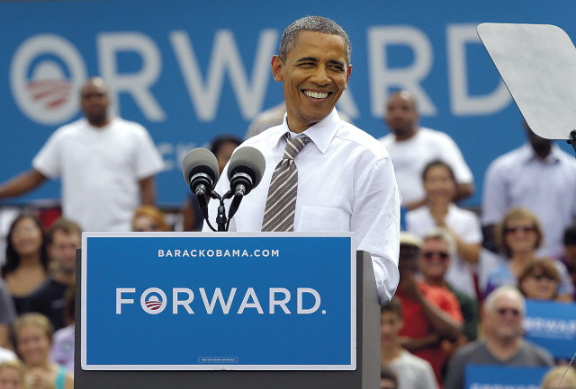 President Barack Obama smiles during a campaign stop at the Living History Farms in Des Moines, Iowa, Saturday. (AP-Yonhap News)