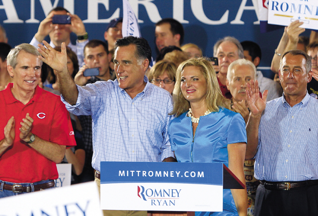 Republican presidential candidate, former Massachusetts Gov. Mitt Romney waves at the closeof a rally at Union Terminal in Cincinnati. (AP-Yonhap New)