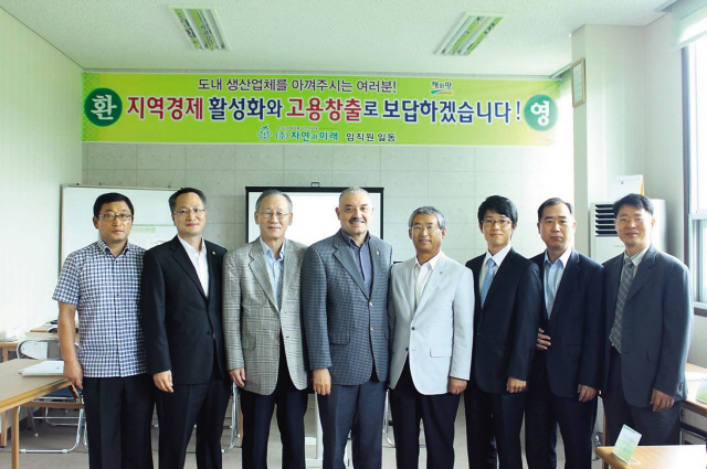 Nature and Future CEO Park Mae-ho (second from left), Paraguayan Chamber of Commerce Chairman Lee Hang-soo (third from left), Paraguayan Ambassador Ceferino Adrian Valdez Peralta (fourth from left) and other members of the team that signed an MOU for business cooperation in Paraguay. (Paraguayan Chamber of Commerce)