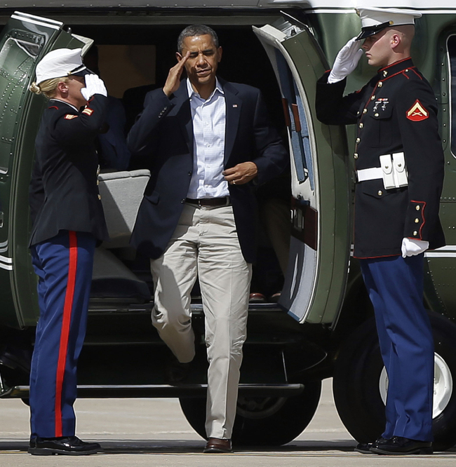 U.S. President Barack Obama steps off the Marine One helicopter before his departure at Buckley Air Force Base in Aurora, Colorado, Sunday. (AP-Yonhap News)