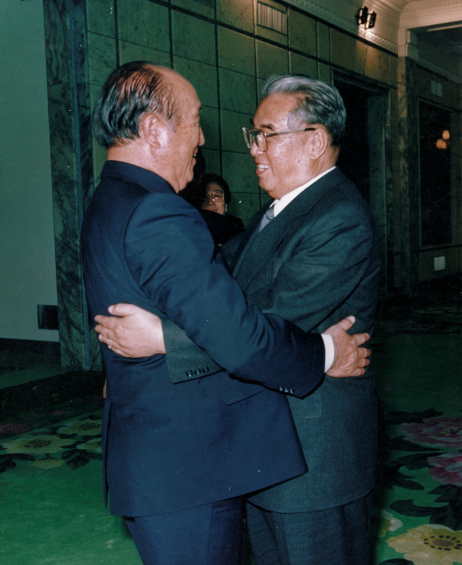 Moon Sun-myung (left) meets North Korean founder Kim Il-sung in Pyongyang in December 1991. (Yonhap News)