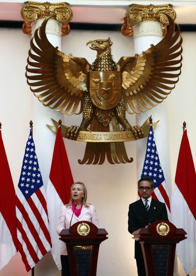 U.S. Secretary of State Hillary Rodham Clinton (left) talks to the media as Indonesian Foreign Minister Marty Natalegawa listens during a press conference meeting in Jakarta on Monday. (AP-Yonhap News)