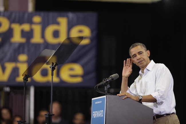 U.S. President Barack Obama puts his hand to his ear durig a speech at Scott High School in Toledo, Ohio, Monday. (AFP-Yonhap News)