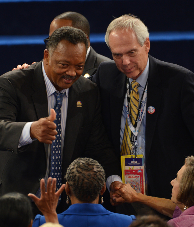 Rev. Jesse Jackson waves as he arrives at the Democratic National Convention in Charlotte, North Carolina on Tuesday. (UPI-Yonhap News)