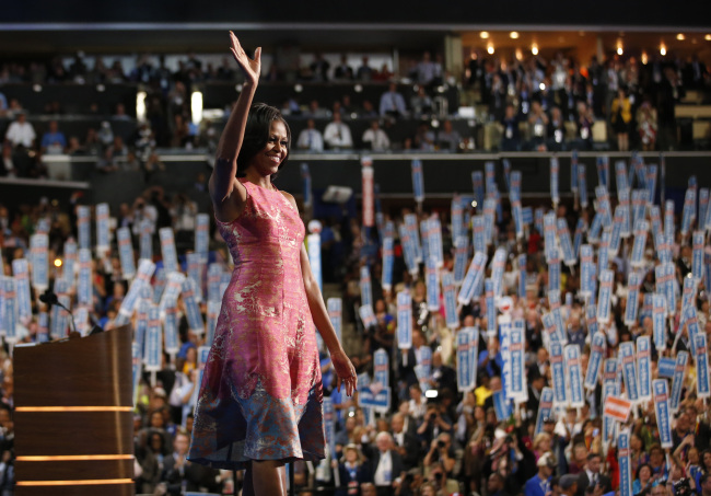 U.S. first lady Michelle Obama waves after addressing the Democratic National Convention in Charlotte, North Carolina, Tuesday. (AP-Yonhap News)