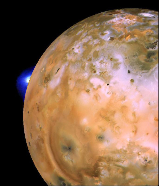 This image provided by NASA shows an image taken by the Voyager 1 spacecraft showing a volcanic plume on the Jupiter moon Io. (AP-Yonhap News)