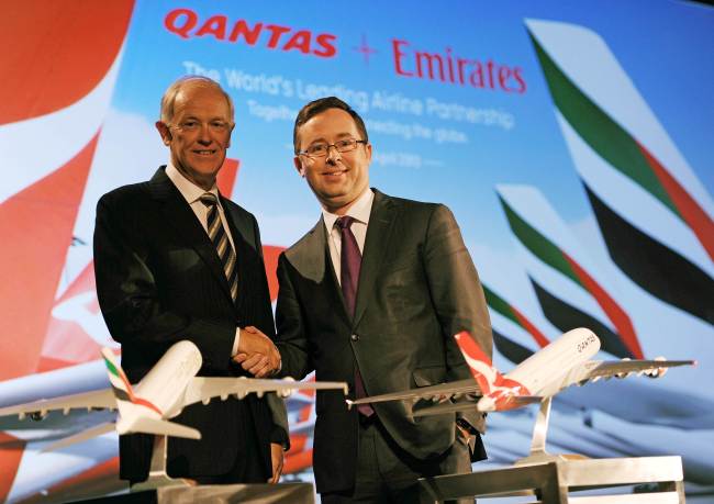 Struggling Australian carrier Qantas chief executive Alan Joyce (right) and Emirates president Tim Clark pose prior to announcing a major global alliance in Sydney on Thursday. (AFP-Yonhap News)