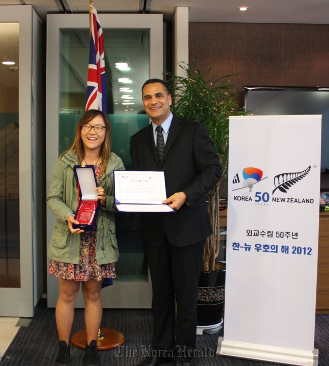 Lydia Ko (left) and Ambassador of New Zealand to Korea Patrick Rata pose for a photo in a ceremony designating Ko as the New Zealand Embassy’s sports ambassador at the embassy in Seoul on Tuesday. (New Zealand Embassy)