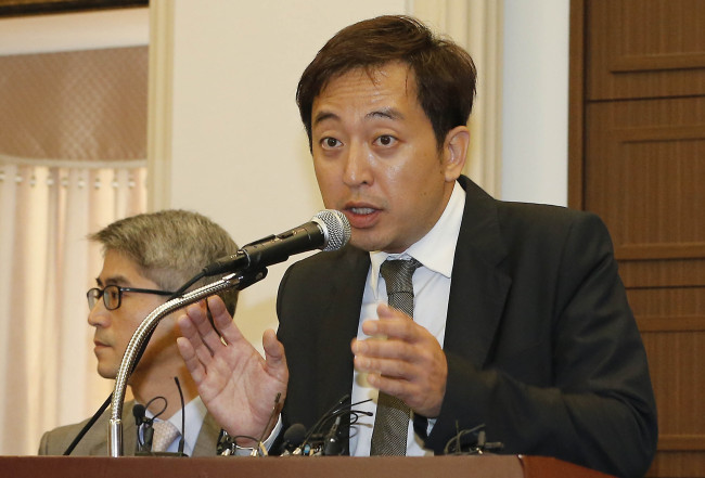 Geum Tae-seop, a lawyer working with Ahn Cheol-soo, addresses a news conference on Thursday. (Yonhap News)