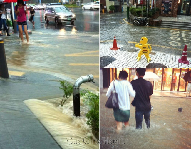 Streets in southern Seoul are flooded by heavy rain on Aug. 15. (Yonhap News)