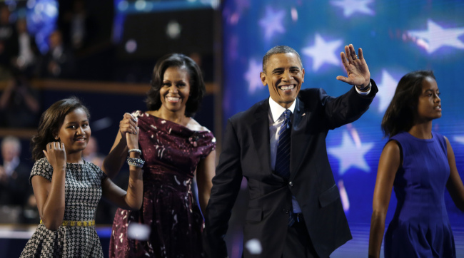 President Barack Obama and first lady Michelle Obama joined by their children Sasha (left) and Malia walks across the stage after President Obama’s speech to the Democratic National Convention in Charlotte, North Carolina on Thursday. (AP-Yonhap News)