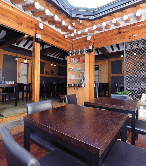 Located in Tongin-dong, Seoul, Mala Xiangguo serves up its namesake Sichuanese dish in a quiet, serene hanok. (Ahn Hoon/The Korea Herald)