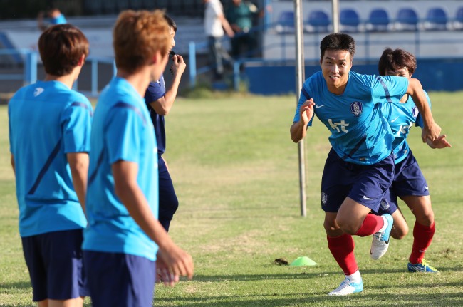 Korea striker Lee Dong-gook takes part in a practice session in Tashkent, Uzbekistan, Sunday. (Yonhap News)