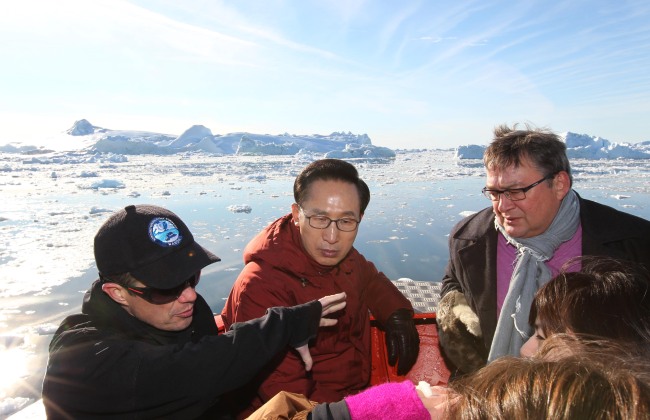 President Lee Myung-bak visits Ilulissat, Greenland, on Monday with Danish Crown Prince Frederik (left) and Greenland Premier Kuupik Kleist. (Yonhap News)