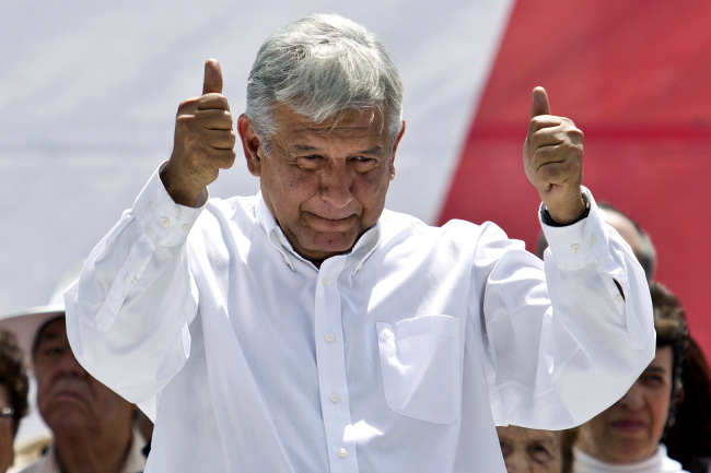 Andres Manuel Lopez Obrador, former presidential candidate of the Democratic Revolution Party, gives a thumbs up to his supporters at Mexico City’s main plaza, the Zocalo, Sunday. (AP-Yonhap News)