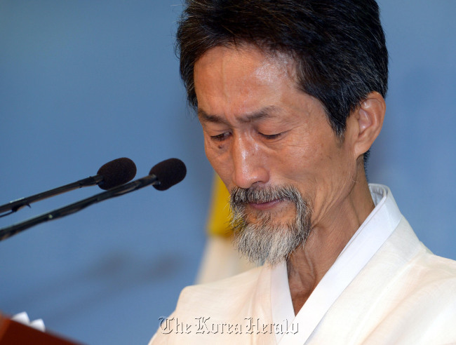 Kang Ki-kab, the chairman of the Unified Progressive Party, weeps as he announces his resignation during a news conference on Monday. (Park Hyun-koo/The Korea Herald)