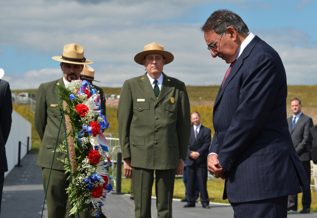 Defense Secretary Leon Panetta pays his respects after laying a wreath at the Flight 93 National Memorial during ceremonies commemorating the 11th anniversary of the 9/11 attacks in Shanksville, Pennsylvania on Monday. (AP-Yonhap News)