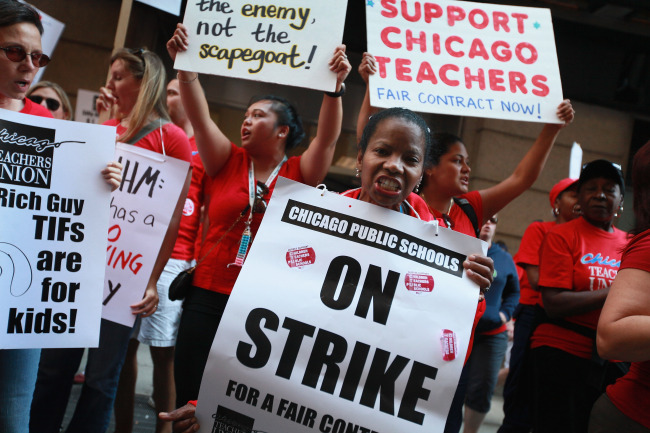 Teachers and supporters picket in front of the Chicago Public Schools headquarters on Tuesday. (AFP-Yonhap News)