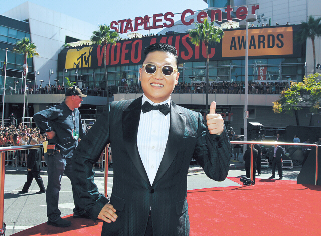 Psy arrives at the MTV Video Music Awards on Sept. 6 in Los Angeles. (AP-Yonhap News)