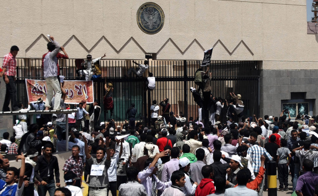 Protesters climb a fence at the U.S. Embassy in Sanaa, Yemen, Thursday. (UPI-Yonhap News)