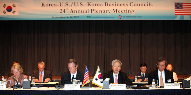 The Federation of Korean Industries and the U.S. Chamber of Commerce hold the Korea-U.S. Business Council meeting in Seoul on Friday. From left at the front row are U.S. Chamber of Commerce vice chairwoman Tami Overby, Qualcomm CEO Paul Jacobs, council’s Korean side chairman Hyun Jae-hyun and Korean Ambassador to the U.S. Choi Young-jin. ( FKI)