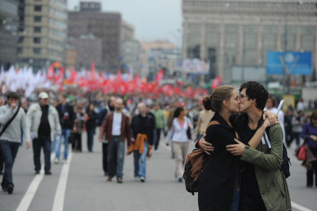 Demonstrators walk from Pushkinskaya Square towards Sakharov Avenue during “March of Millions,” an event staged by opposition groups in central Moscow. (ITAR-TASS-Yonhap News)