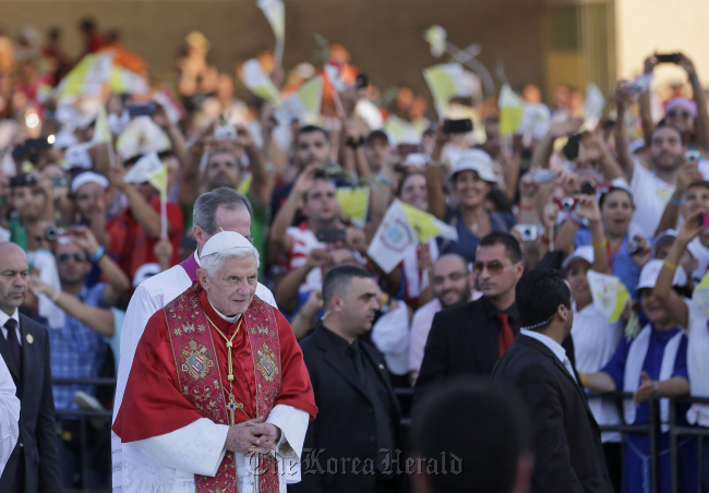 Pope Benedict XVI arrives to meet youth in Bkerke, near Beirut, Saturday. (AP-Yonhap News)