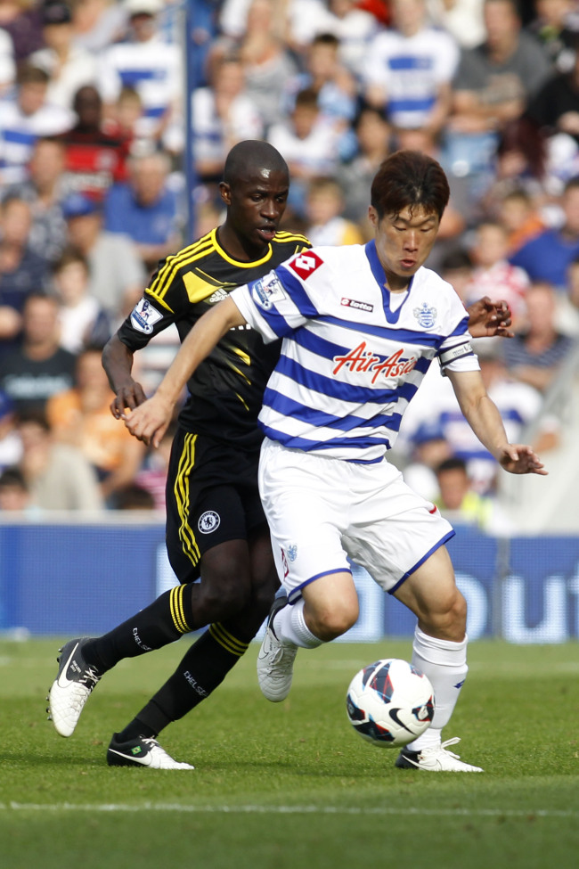 Queens Park Rangers’ Park Ji-sung (right) and Chelsea’s Ramires challenge for the ball onSaturday. (AP-Yonhap News)