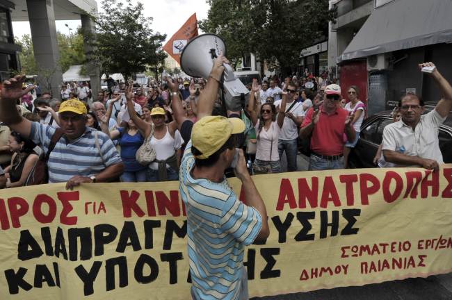 Greek municipal workers protest near the Finance Ministry in Athens on Sept. 12. (AFP-Yonhap News)