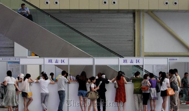 Job seekers write application forms during a job fair in Lianyungang, east China’s Jiangsu Province. (Xinhua-Yonhap News)