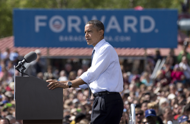 President Barack Obama pauses as he speaks in Golden, Colorado. (AP-Yonhap News)