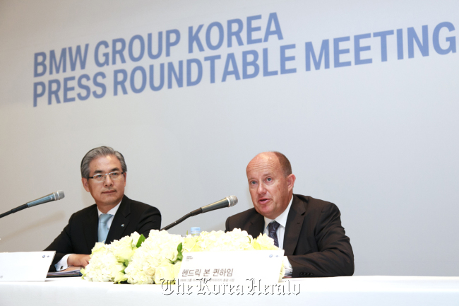 BMW Group’s new Asia chief Hendrik von Kuenheim (right) and BMW Korea CEO Kim Hyo-joon attend a news conference at the Park Hyatt Seoul on Tuesday. (BMW Korea)