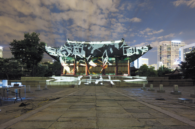 “Time” by Lyu Jae-ha, a light performance on the exterior of Junghwajeon. (NMOCA)