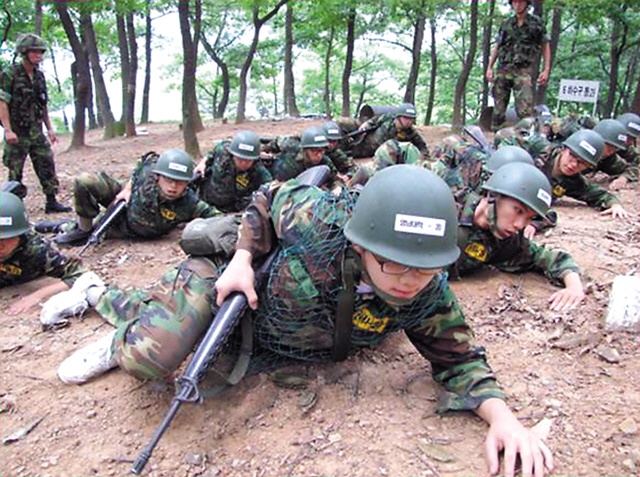 Military cadets from Yeungnam University attend a training session. (Yeungnam University)