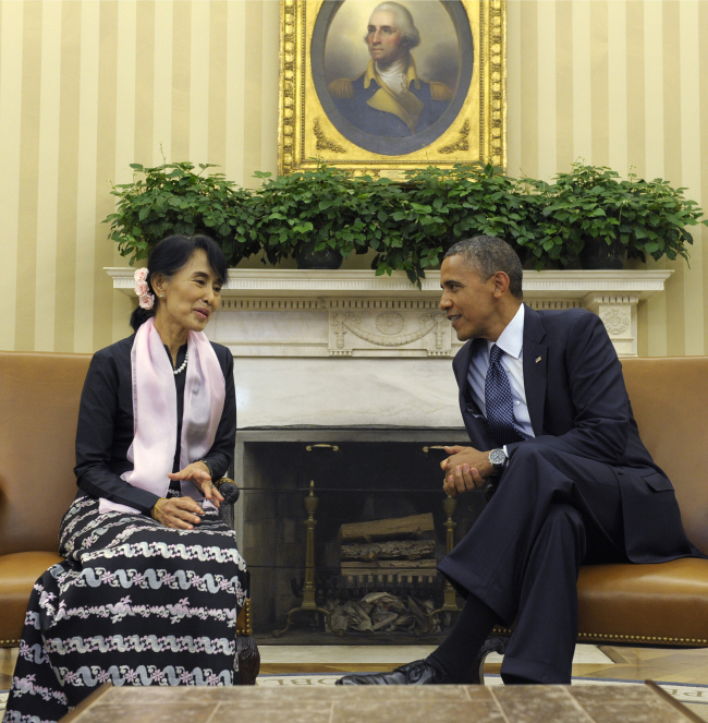 President Barack Obama meets with Myanmar democracy leader Aung San Suu Kyi in the Oval Office of the White House in Washington on Wednesday. (AP-Yonhap News)