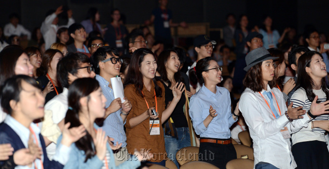 Participants at the Herald Design Forum 2012 react to guest singer Ailee’s performance. (Ahn Hoon/The Korea Herald)